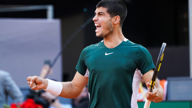 Carlos Alcaraz celebra su triunfo en la noche madrileña