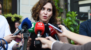 Ayuso ve el relevo en el CNI «una muerte anunciada»