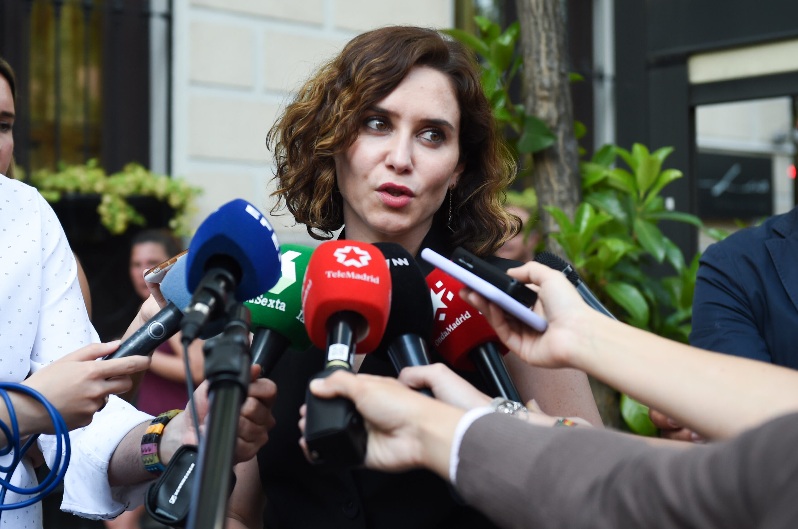 Ayuso ve el relevo en el CNI «una muerte anunciada»