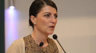 Olona se despide del Congreso como «Macarena de Salobreña»