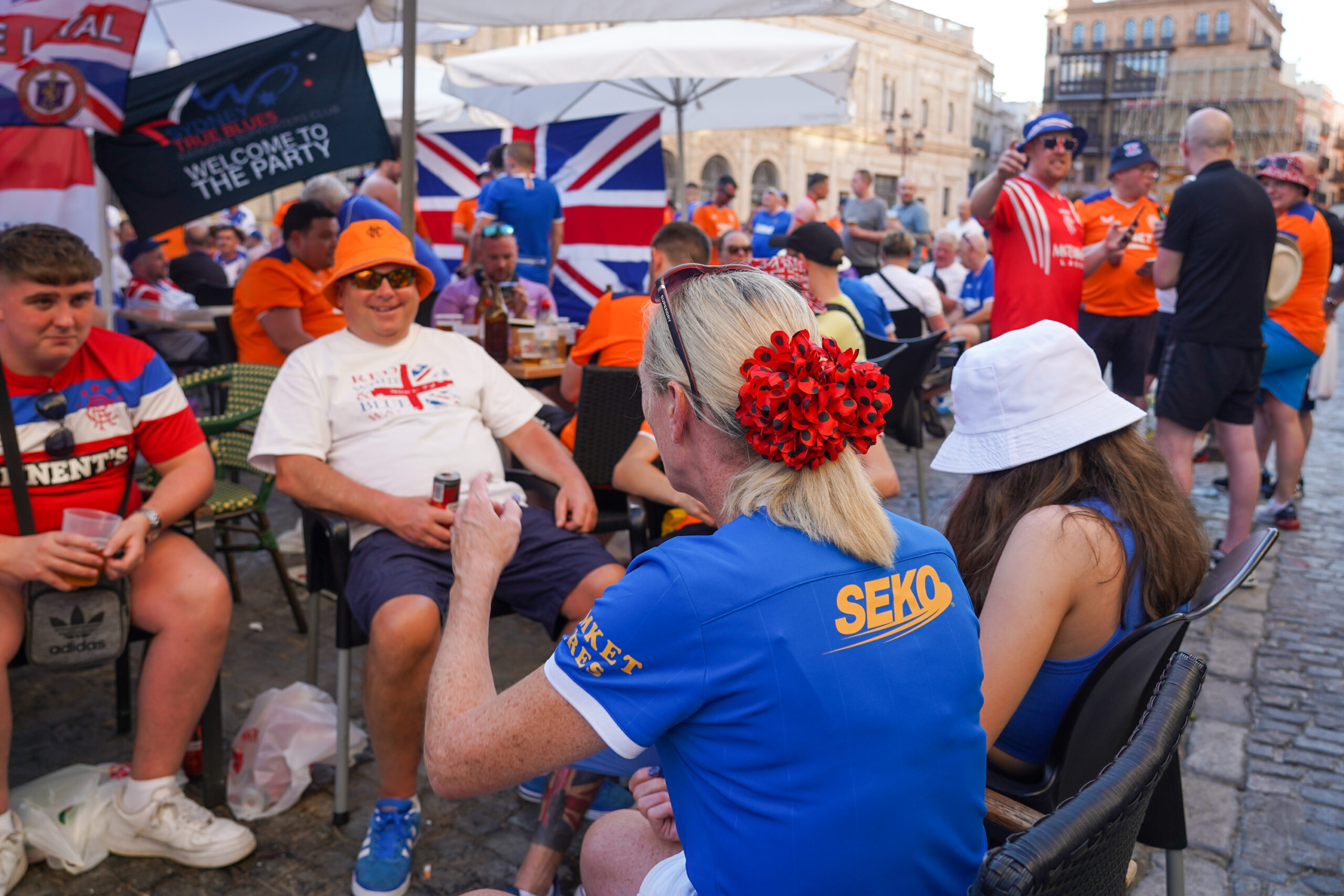 Miles de aficionados escoceses y alemanes se congregan en Sevilla para la final de la UEFA