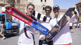 Una multitud de aficionados ingleses y alemanes calientan la final de la UEFA en Sevilla