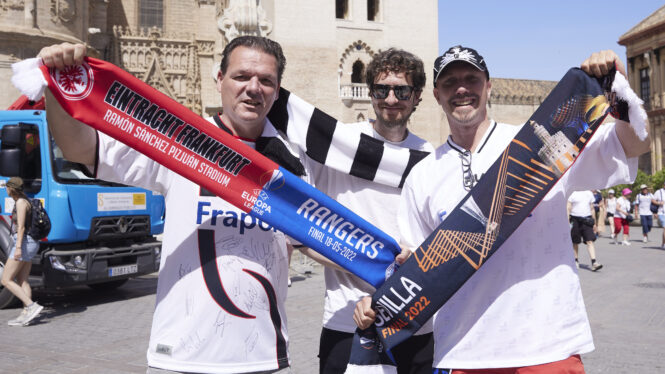 Una multitud de aficionados ingleses y alemanes calientan la final de la UEFA en Sevilla