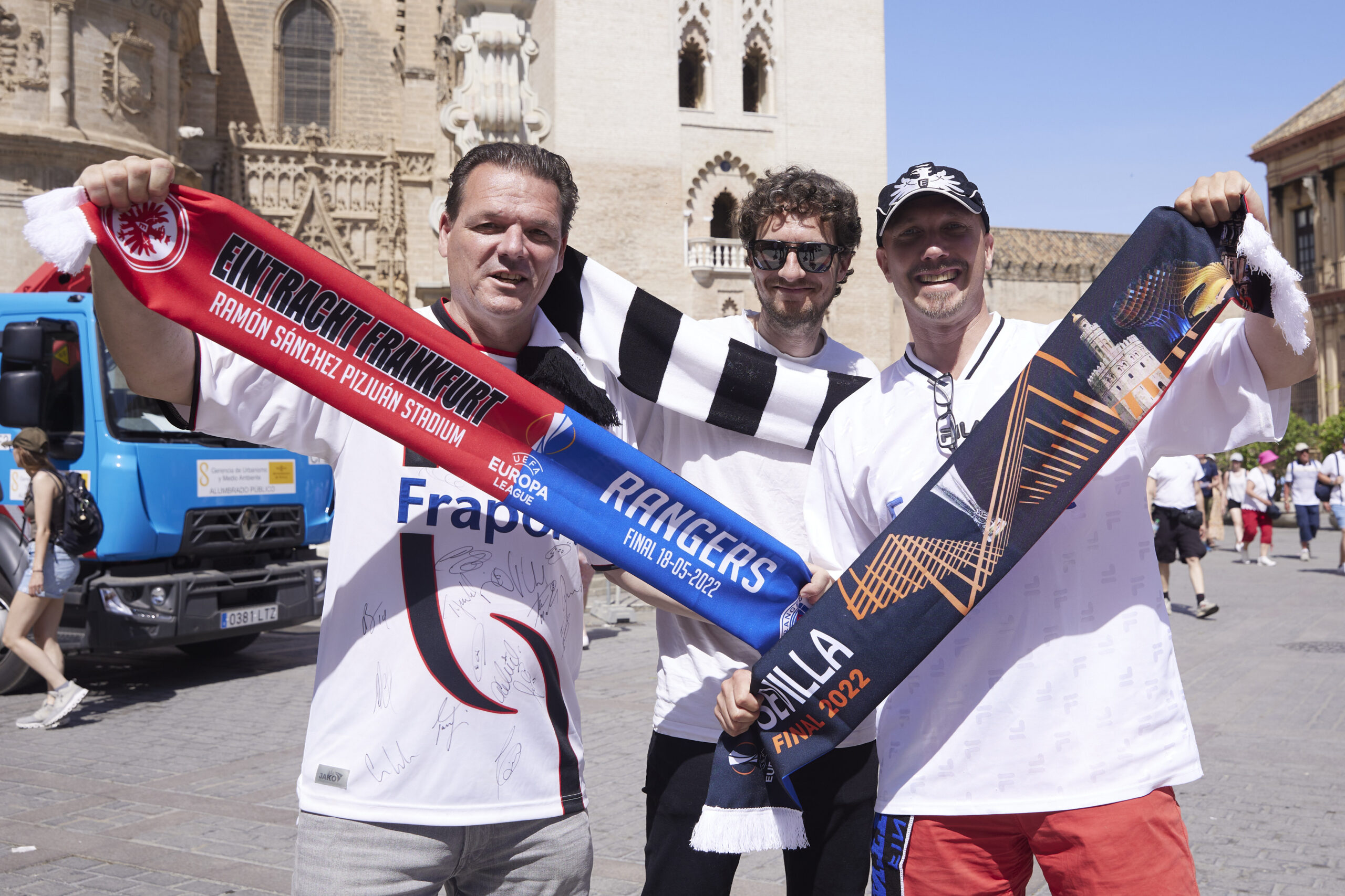 Una multitud de aficionados ingleses y alemanes calientan la final de la UEFA en Sevilla