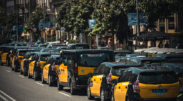 Un grupo de taxistas de Barcelona protesta para que se cumpla la ley