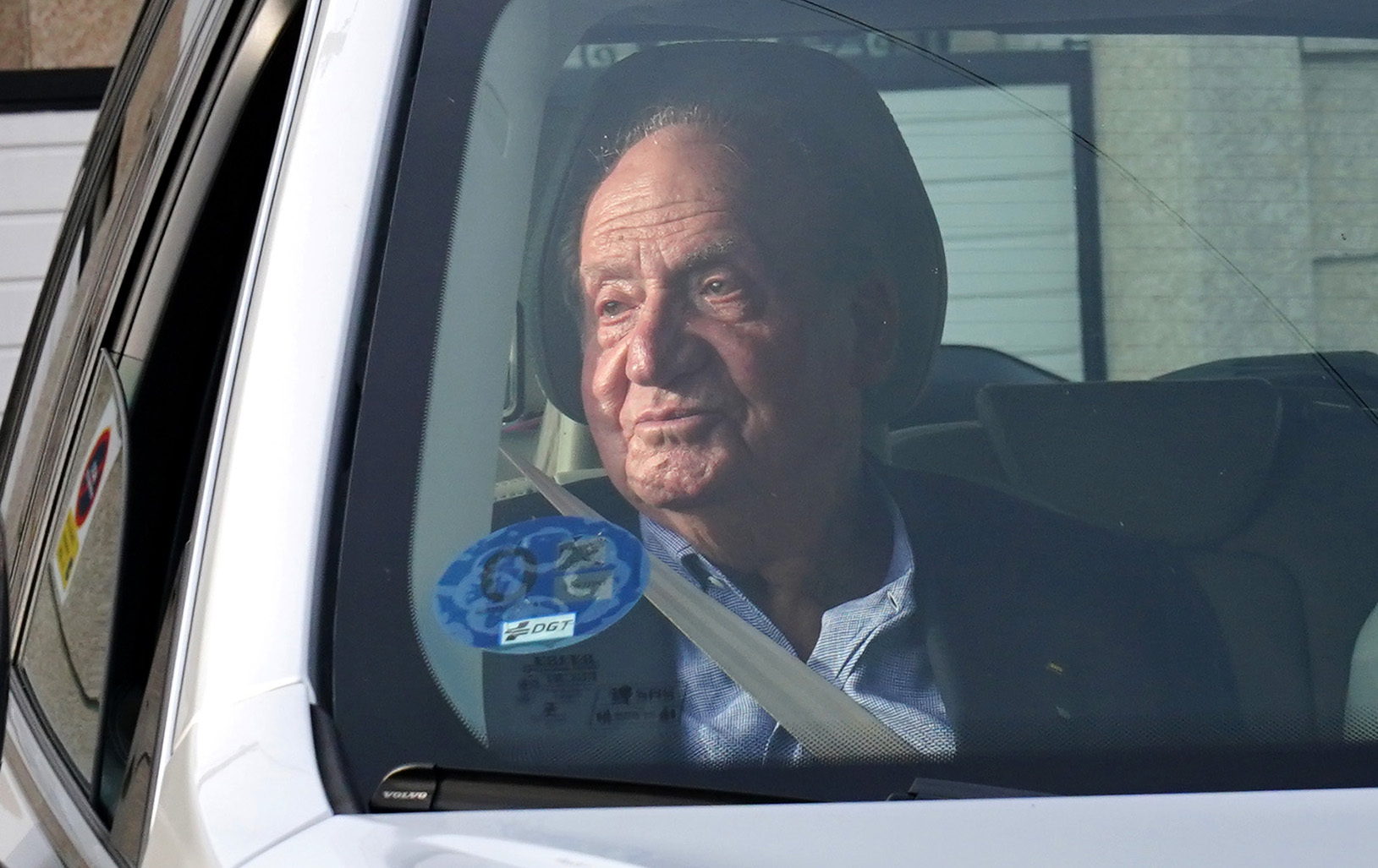 Juan Carlos I, aclamado a su llegada al náutico de Sanxenxo con vítores de «¡Viva el rey!»
