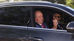 El Rey emérito llega a Zarzuela aclamado por unas 50 personas