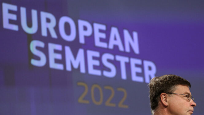 Bruselas propone prorrogar la suspensión de los límites de deuda y déficit públicos