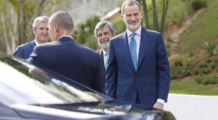 Felipe VI llega a la nueva Ciudad de la Justicia de Vigo entre aplausos y vítores
