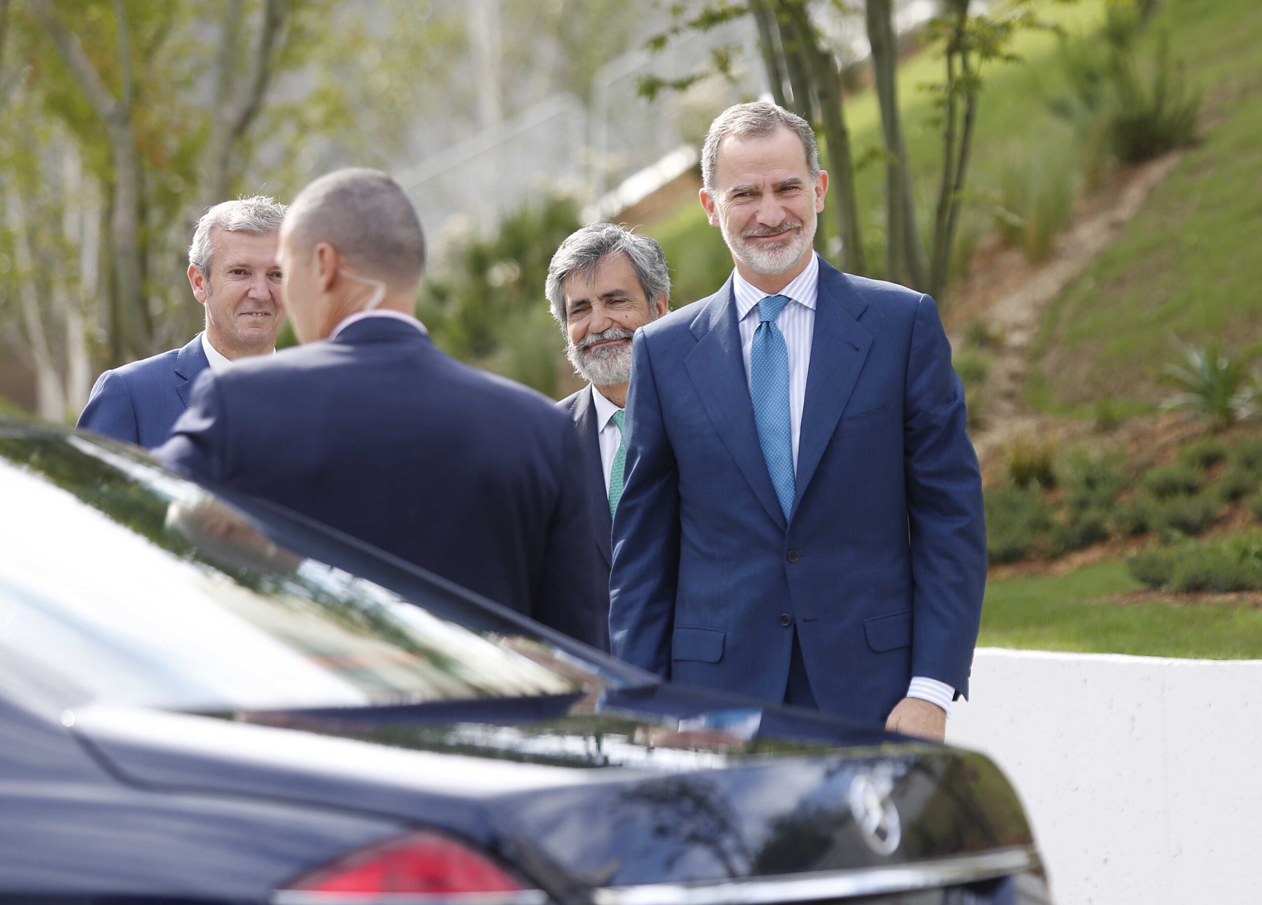 Felipe VI llega a la nueva Ciudad de la Justicia de Vigo entre aplausos y vítores