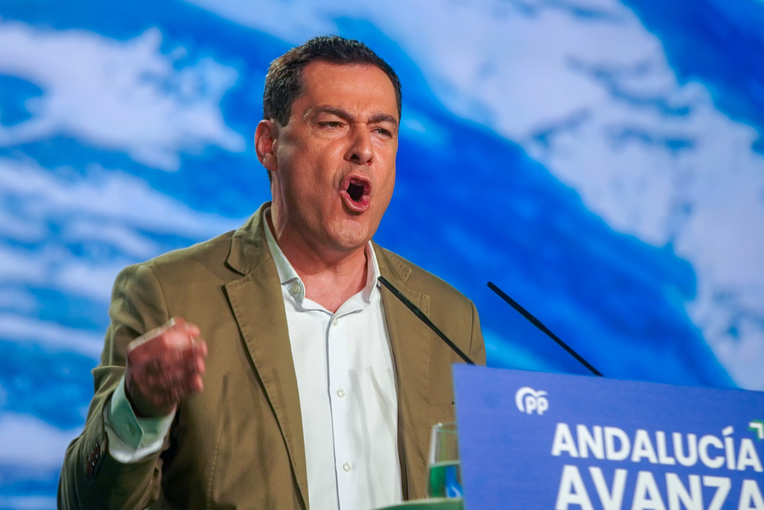El PP de Juanma Moreno ganaría las andaluzas con 49 diputados, según el Centra