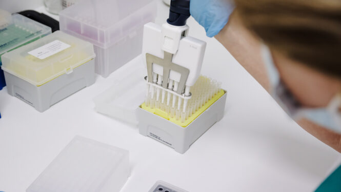 Un experto en virología pide no bajar la guardia con la viruela del mono