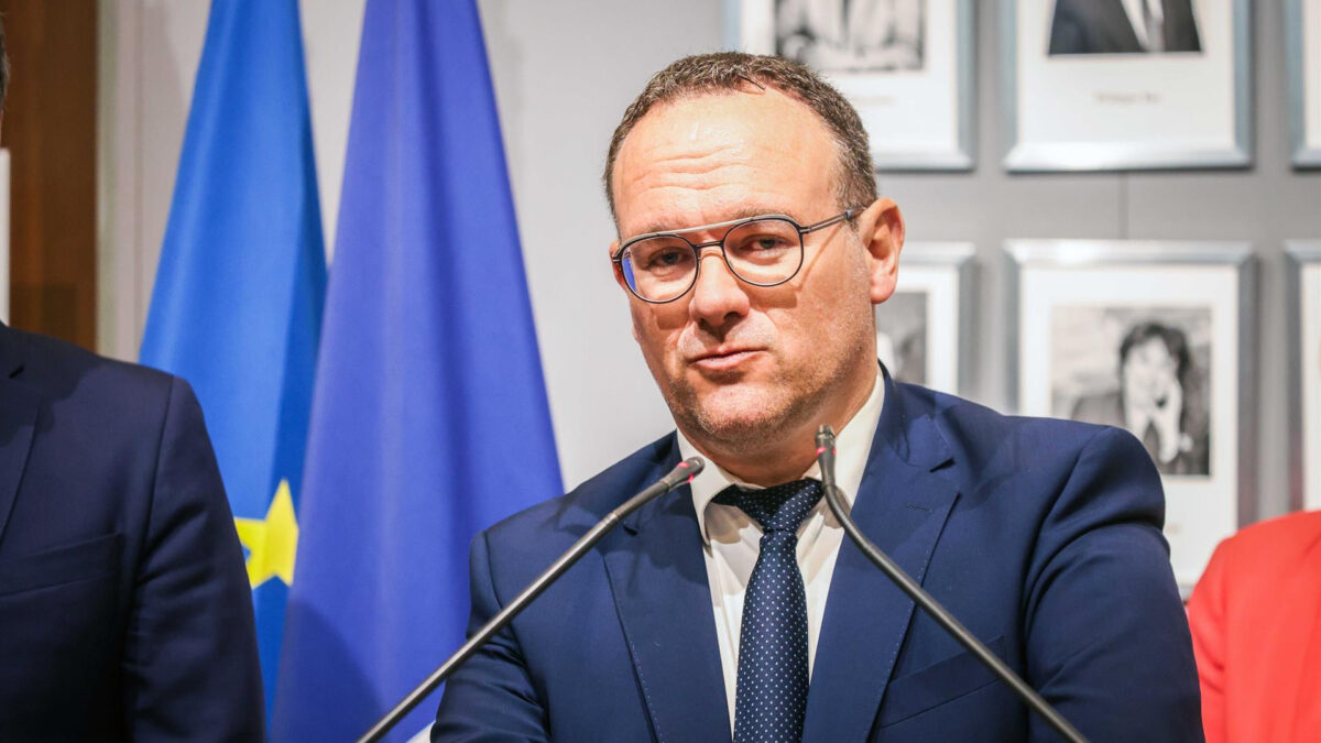 Uno de los nuevos ministros de Francia, acusado de violación por dos mujeres