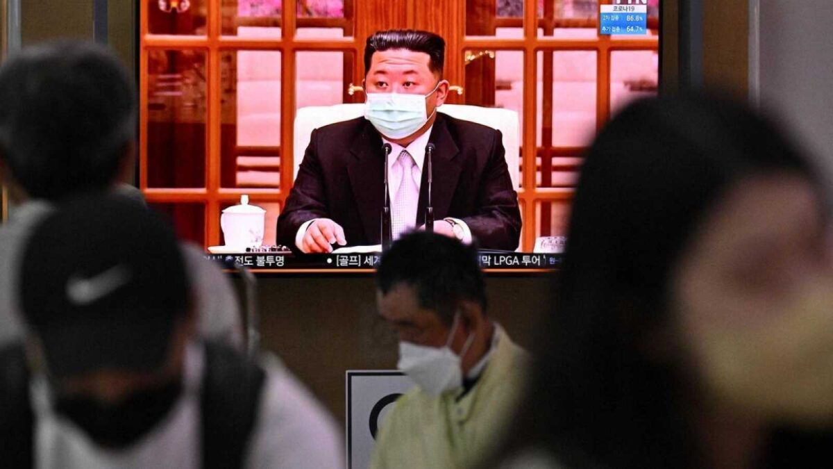 Kim Jong-un, con mascarilla por primera vez:  el líder norcoreano en alerta por los contagios que sufre el país por una «fiebre desconocida»