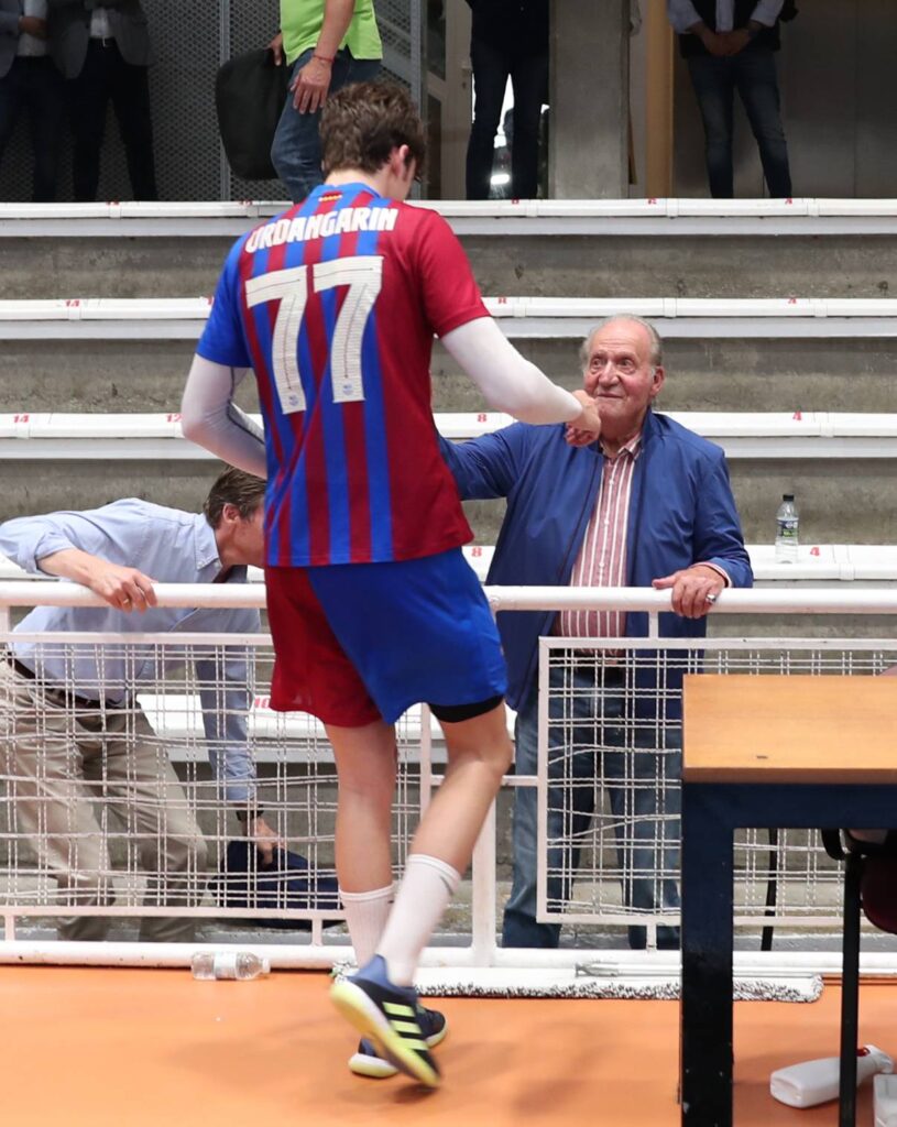 Don Juan Carlos se trasladó el sábado a Pontevedra para presencia el partido de balonmano en el que jugó su nieto Pablo. Gtres