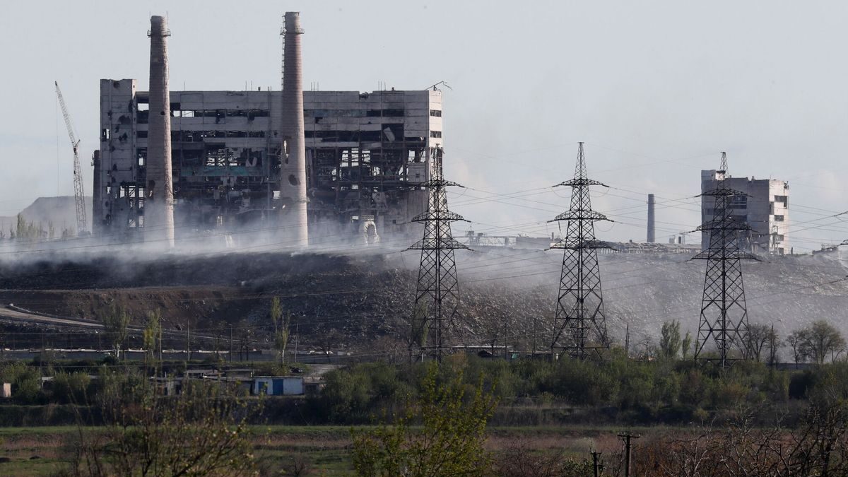 Evacuados todos los civiles de la acería de Azovstal, según Ucrania