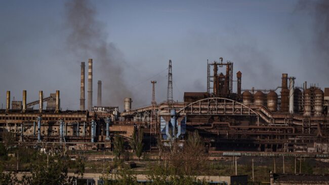 La acería de Azovstal sufre ataques con artillería pesada, aviones y tanques por parte de Rusia