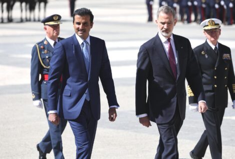 Los Reyes reciben al emir de Catar con todos los honores y acuerdan fortalecer su relación