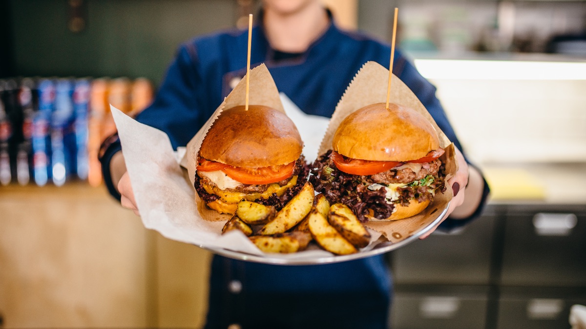 Tres salsas caseras para hamburguesas: chipotle, guacamole y mayonesa picante