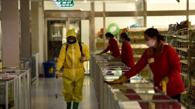 Corea del Norte registra el primer contagio de ómicron y declara el estado de "emergencia máxima"