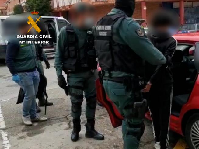 Detenidos tres menores de los Trinitarios por machetear a un joven en Madrid