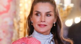 El momento más incómodo de la reina Letizia: coincide en un acto con una mujer vestida igual