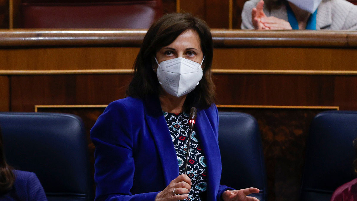 Robles pide dedicar «un minuto» a comprobar de quién depende la seguridad de los móviles del Gobierno