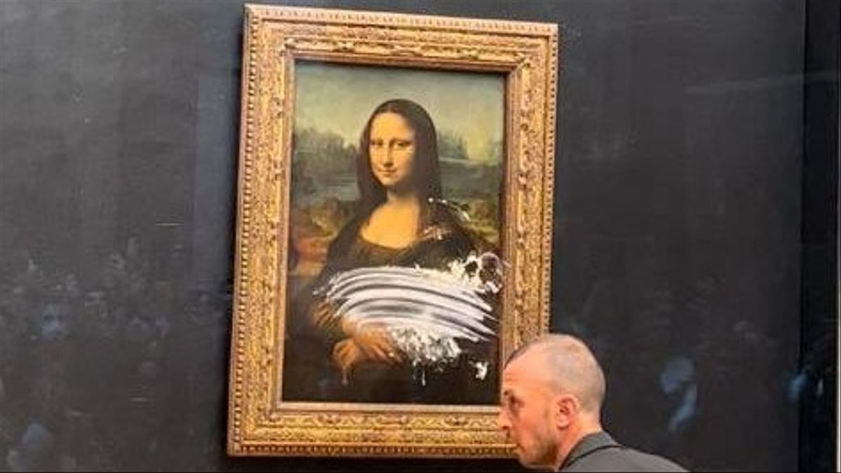 (VÍDEO) «Tartazo» a la Mona Lisa: un ecologista ataca el cuadro de Leonardo Da Vinci al grito de «pensad en la Tierra»