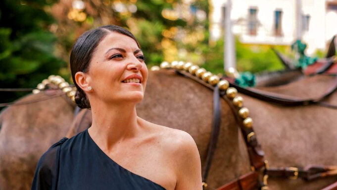 Macarena Olona llega a la Feria de Abril (pero sin su polémico traje de flamenca)