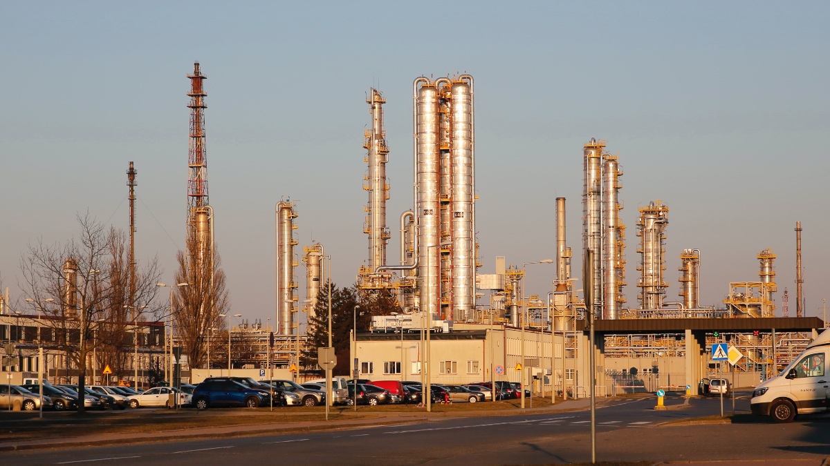 Arabia Saudí baja el precio del petróleo en Europa y Asia, pero lo mantiene para EEUU
