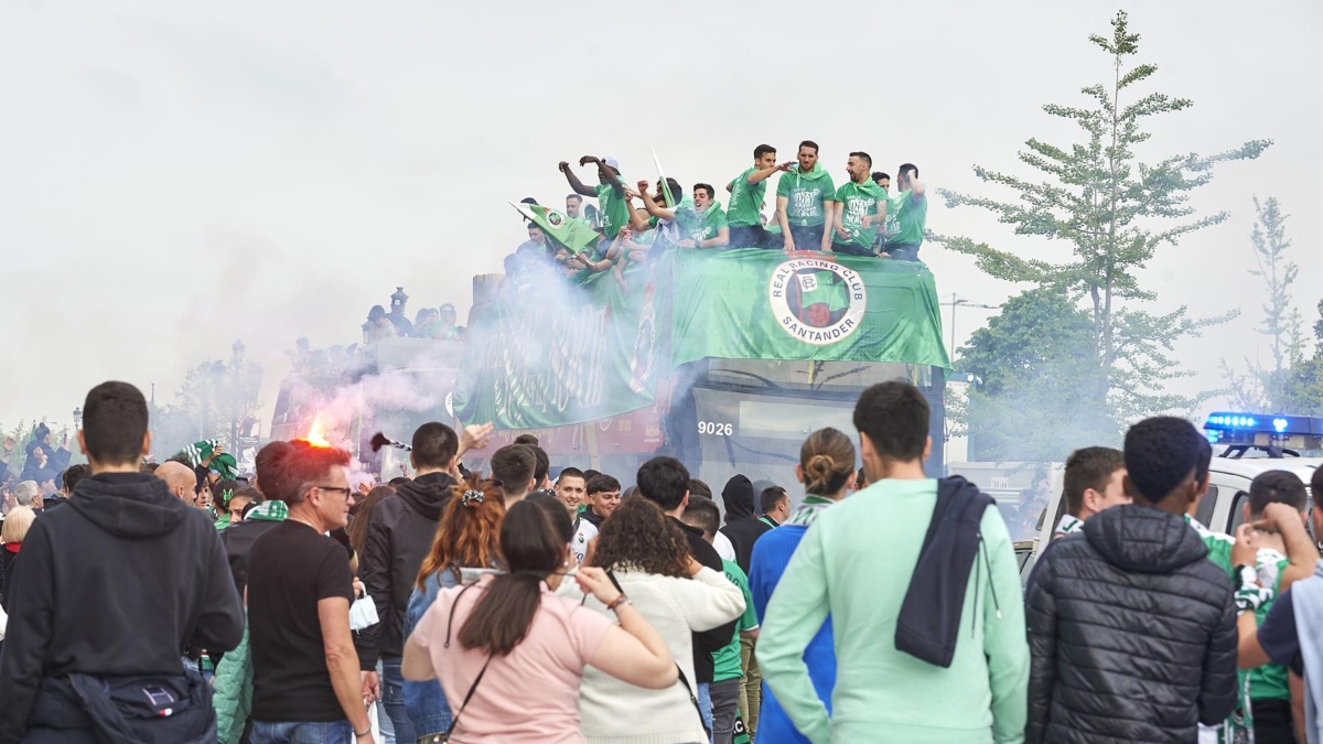 El Racing celebra su ascenso a Segunda con una marea verdiblanca en Santander