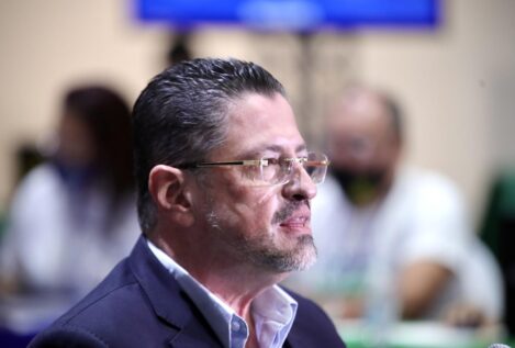 Eliminar la vacunación obligatoria y la mascarilla, las primeras medidas del nuevo presidente de Costa Rica