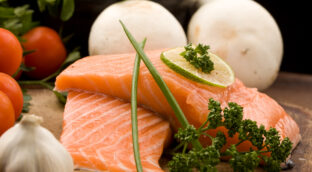 Cómo evitar que te salgan canas (o retrasar al máximo su aparición) a través de la dieta