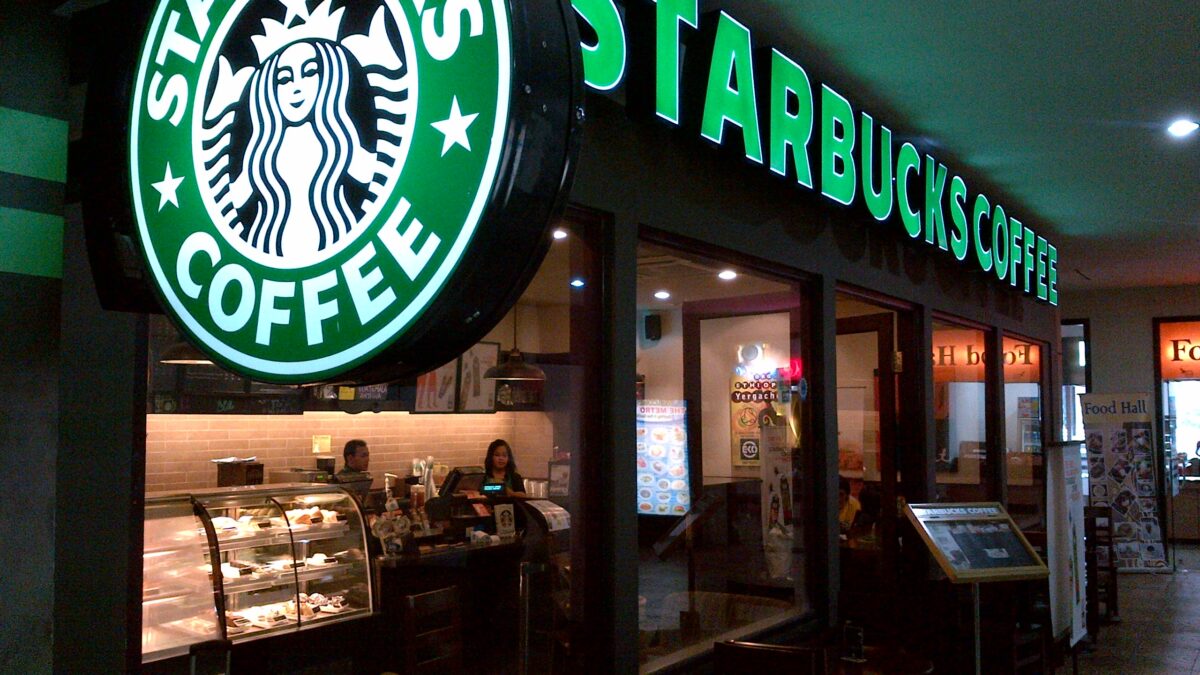 Starbucks cubrirá los costes de viaje a sus empleados de EE.UU. que quieran abortar o cambiarse de sexo