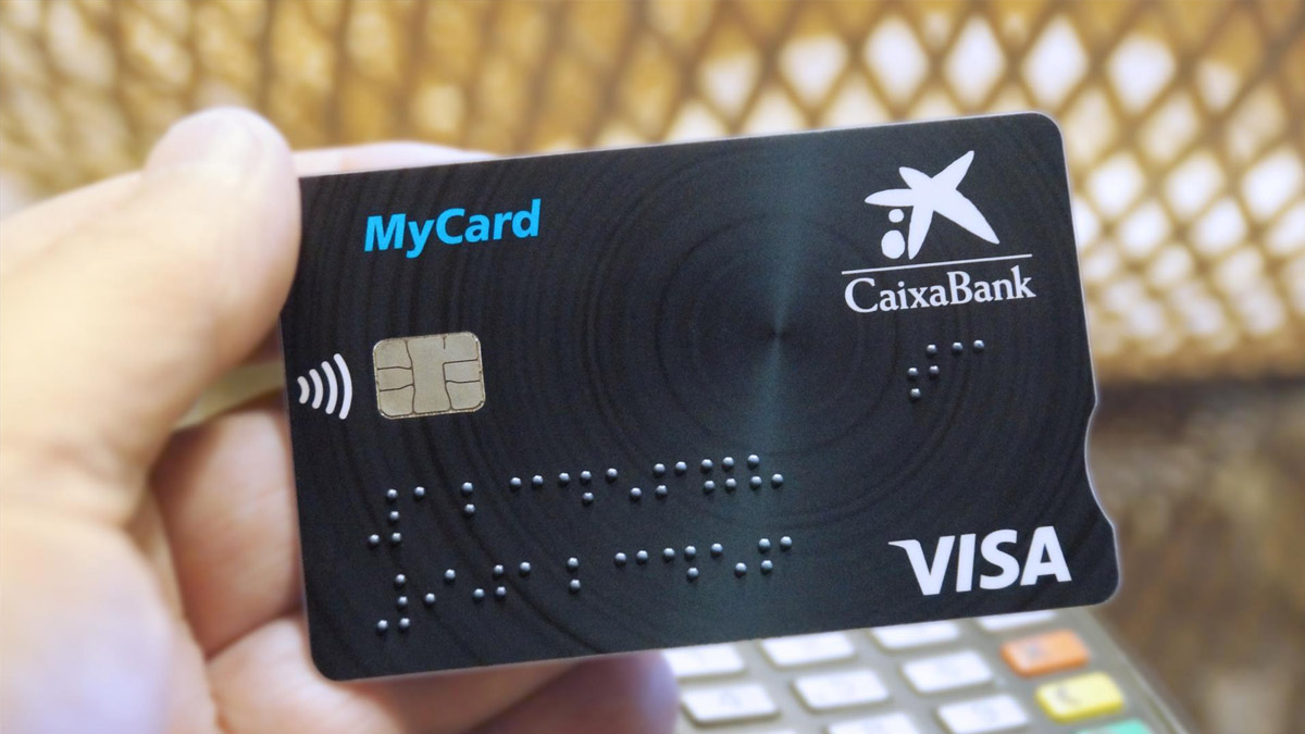 CaixaBank lanza la primera tarjeta financiera con sistema braille en España