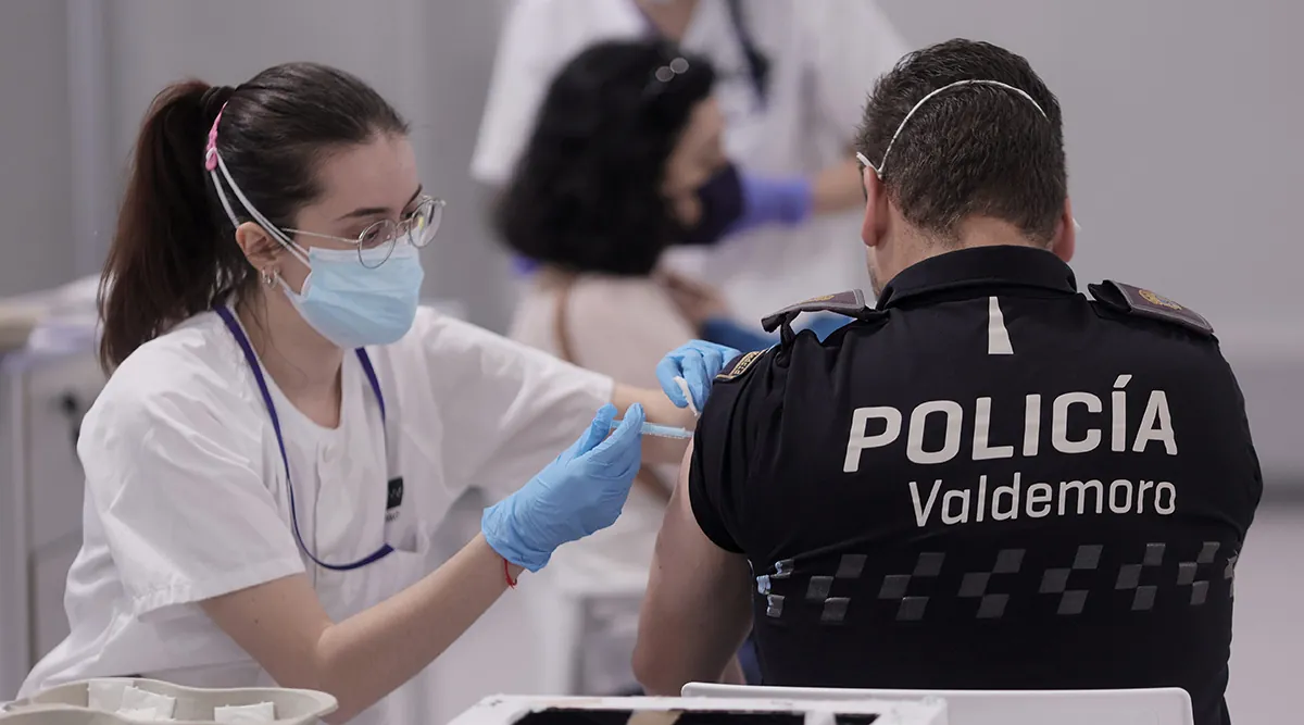 Un centenar de trabajadores esenciales pide una indemnización por los efectos de la vacuna