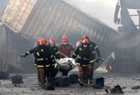 Una gran explosión deja al menos 49 muertos y 450 heridos en Bangladesh