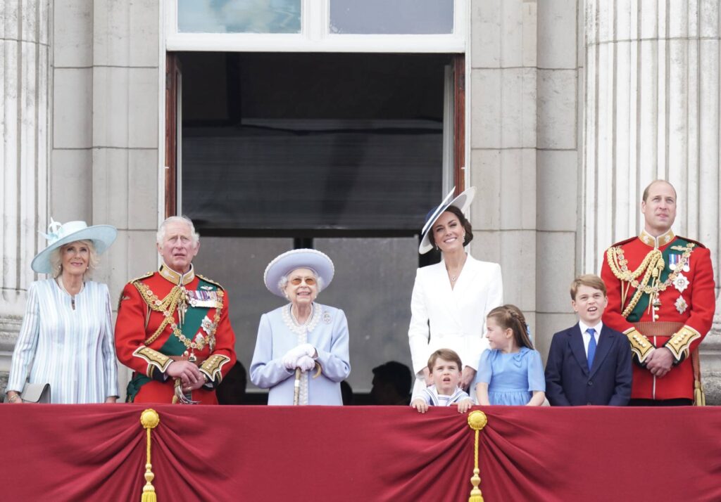 La imagen familiar en el balcón sin el duque de Edimburgo, los duques de Sussex y el príncipe Andrés | Gtres