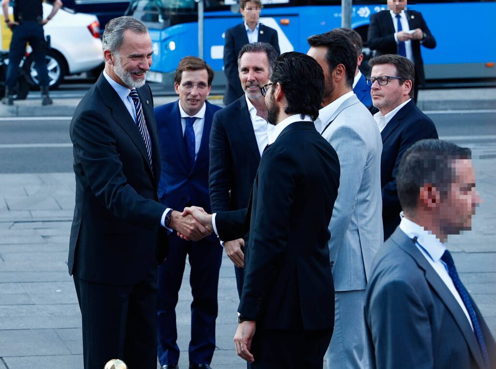 Felipe VI saludando al equipo de la serie a su llegada al cine | Gtres