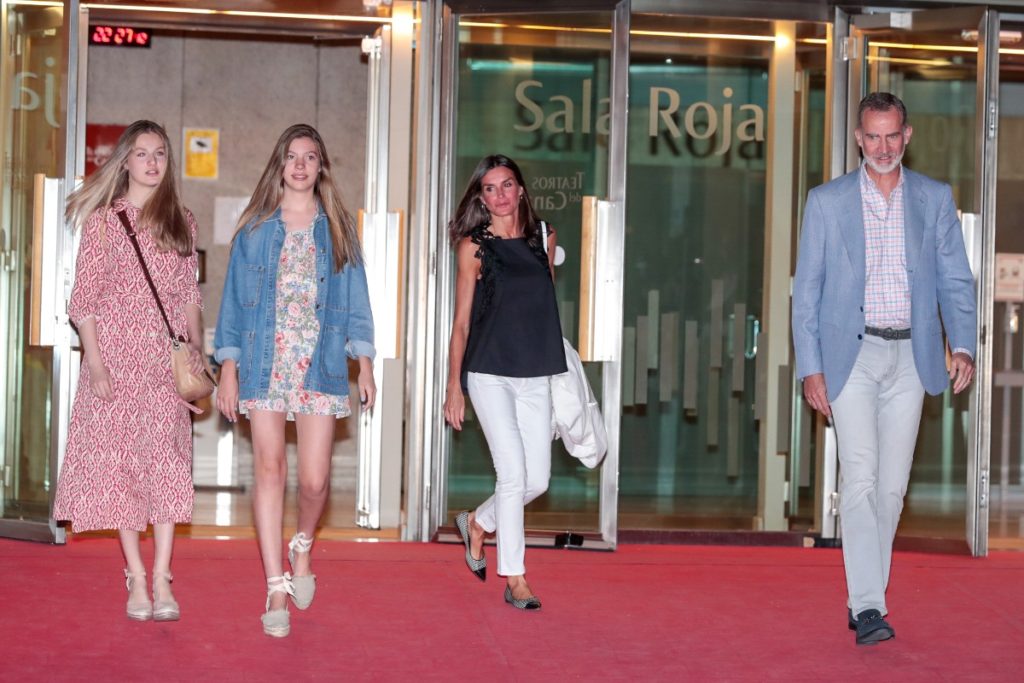 La princesa Leonor el pasado sábado junto a sus padres y su hermana tras disfrutar de un espectáculo en el teatro | Gtres