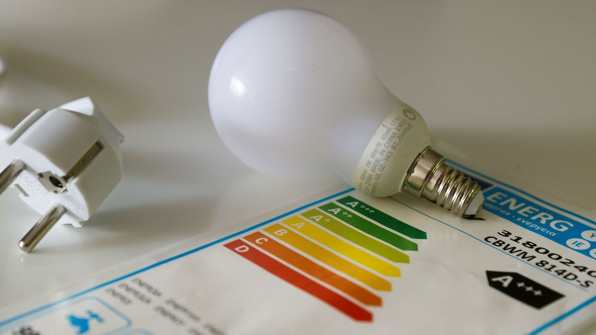 El precio de la luz cae este domingo hasta los 72 euros/MWh, el más bajo desde agosto de 2021