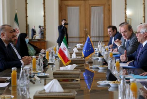 Irán y la UE anuncian que reanudarán las negociaciones del pacto nuclear