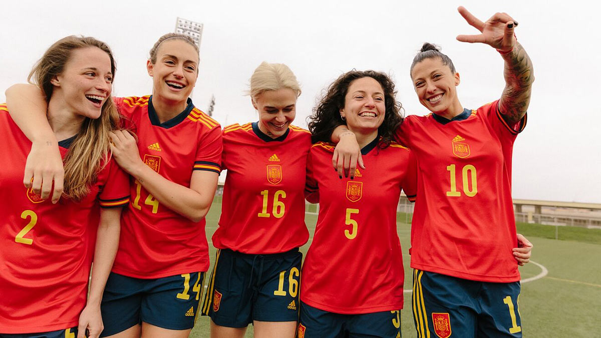 Corte Admirable Amigo La Selección española masculina jugará su próximo partido con la camiseta  de la femenina