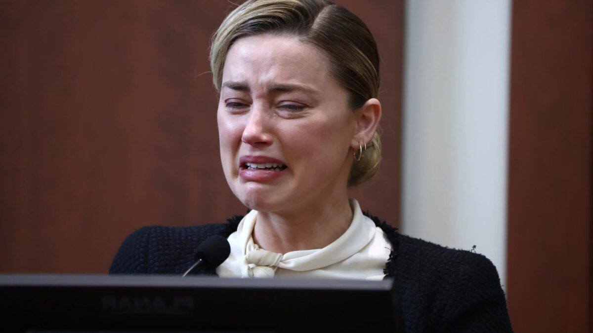 (VÍDEO) Un miembro del jurado afirma que Amber Heard lloró «con lágrimas de cocodrilo»