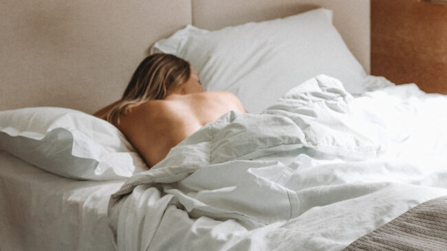 Dormir boca abajo, una práctica llena de riesgos para tu sueño y tu descanso