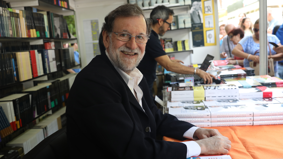 El expresidente Rajoy firma su ‘Política para adultos’ en la Feria del Libro de Madrid