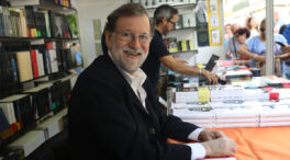 El expresidente Rajoy firma su 'Política para adultos' en la Feria del Libro de Madrid