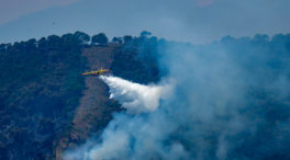 Los hidroaviones tratan de sofocar el incendio forestal de Ujué (Navarra)