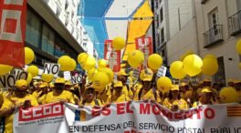 Miles de trabajadores de Correos marchan en Madrid contra su «desmantelamiento»
