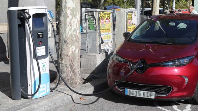 La falta de puntos de recarga hace imposible usar coches eléctricos en el interior de España